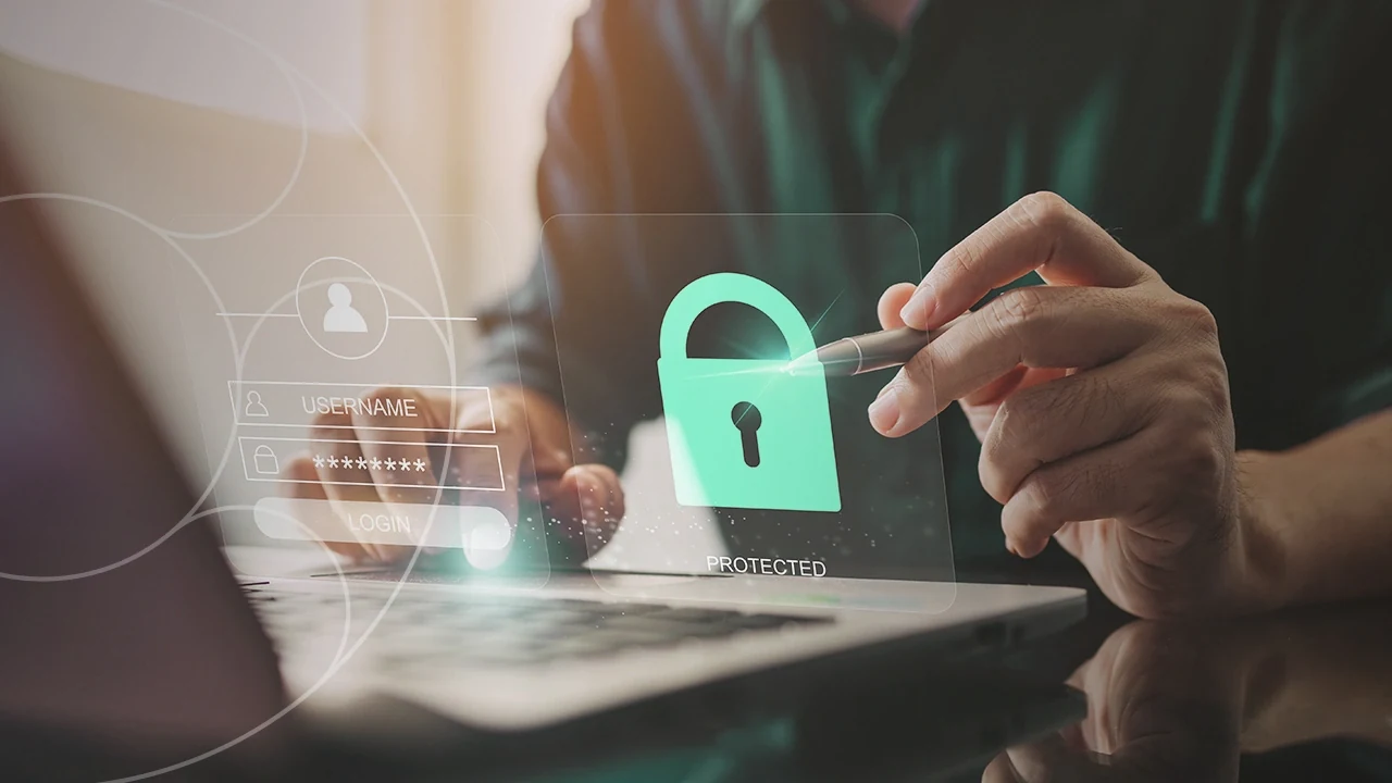 Persona protegiendo el acceso a una computadora mediante credenciales digitales